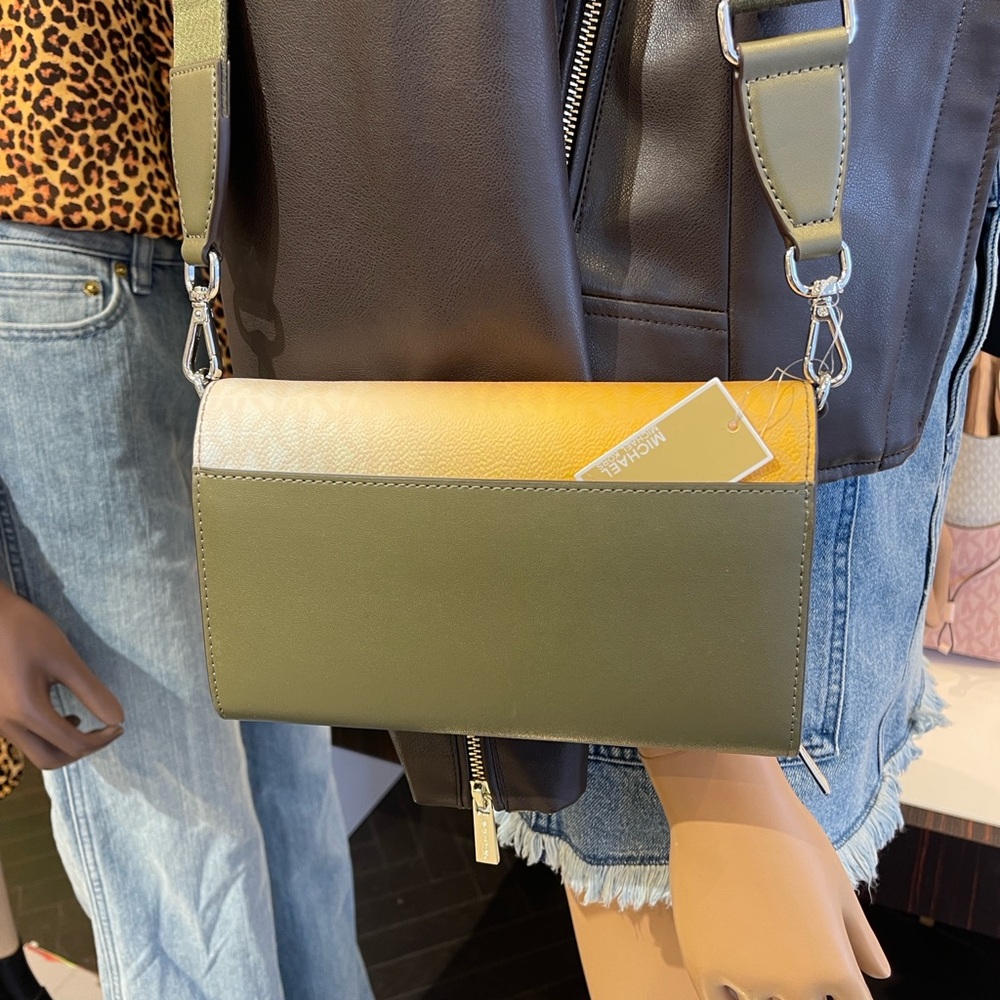 MICHAEL KORS Jet Set Large Ombré Signature Logo Crossbody Bag
Olive Multi
NWT - Picture 15 of 16